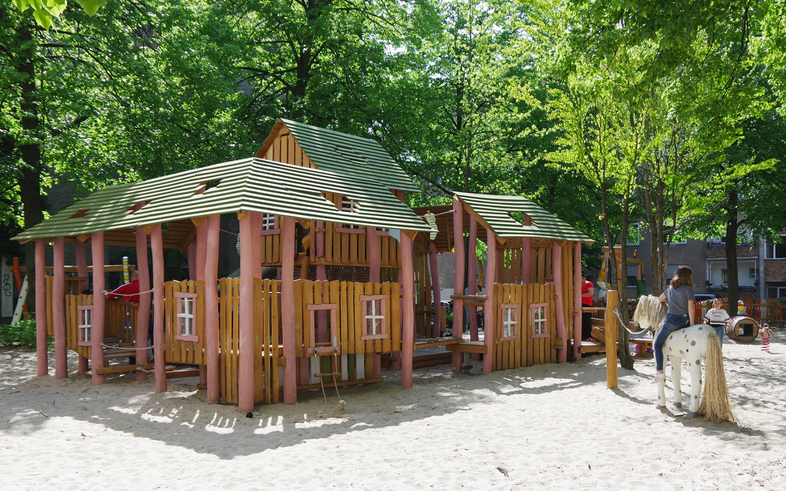 spielplatz an der villa kunterbunt