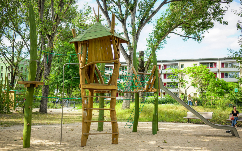 Climbing forest in a residential complex in Berlin