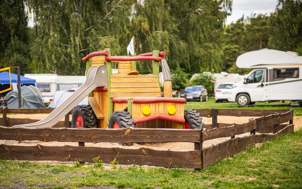 Kletter-Trekker auf einem Campingplatz in Lübbenau