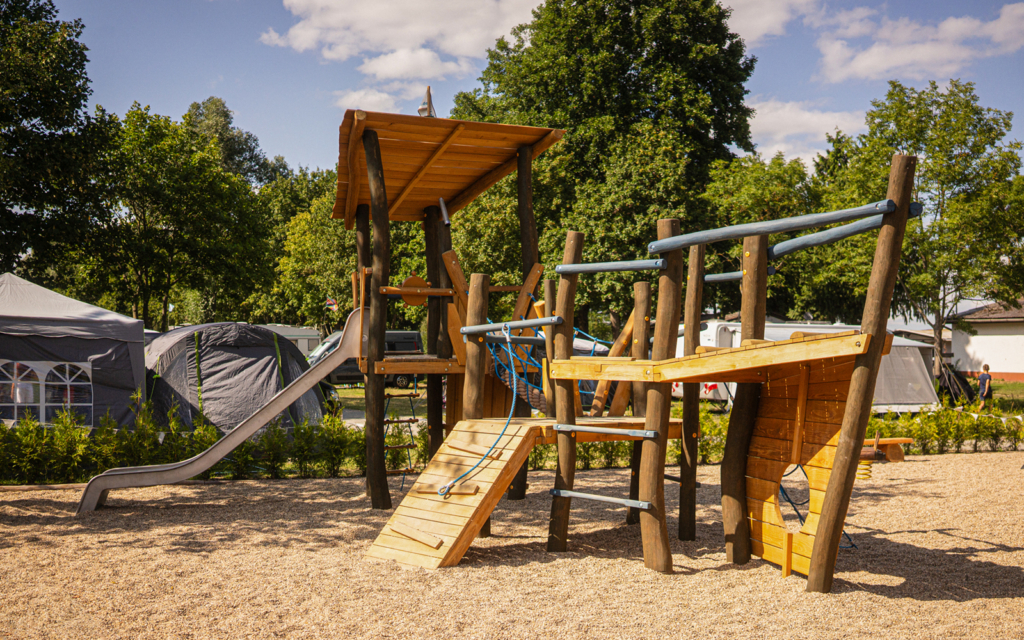Spielschiff auf einem Campingplatz in Falkenberg
